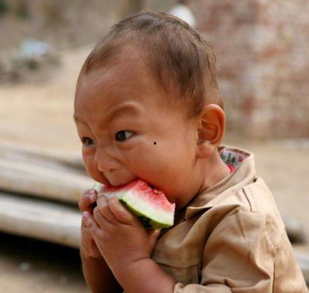 男小孩吃瓜头像,小男孩的欢乐吃瓜时刻 第2张 男小孩吃瓜头像,小男孩的欢乐吃瓜时刻 第2张